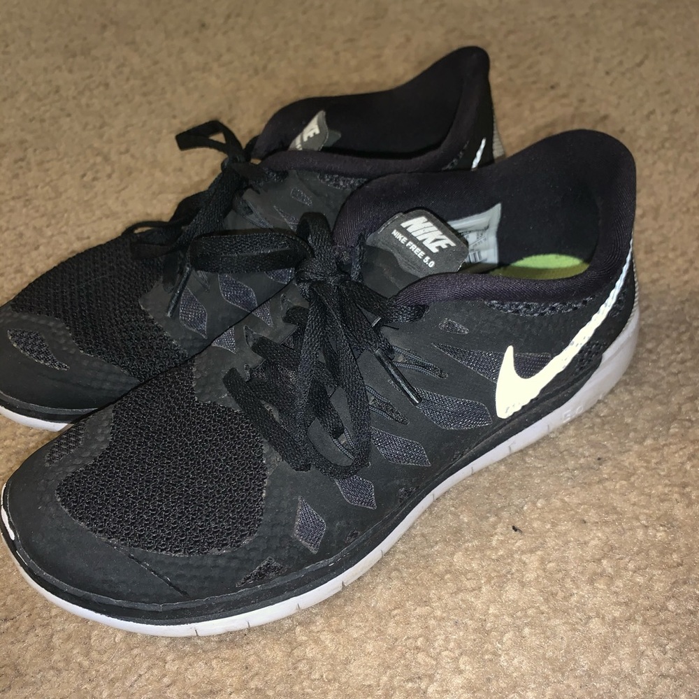 Black nike running shoes